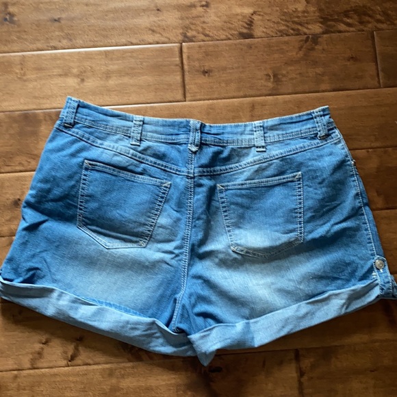 Lane Bryant denim shorts - Picture 2 of 4